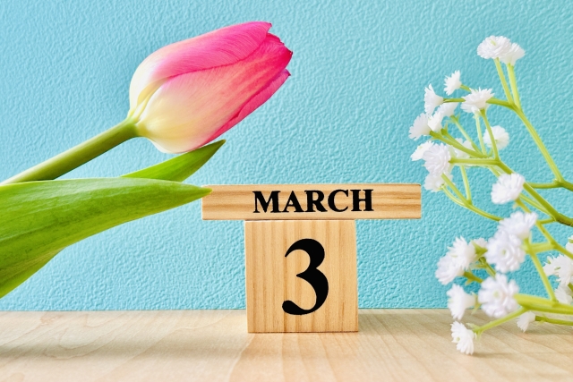 ３月イメージ、チューリップと白い花