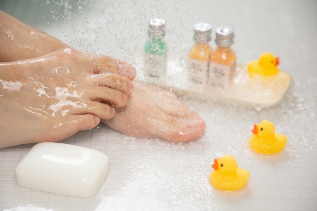 嫌なことも洗い流すバスタイムの足とひよこ