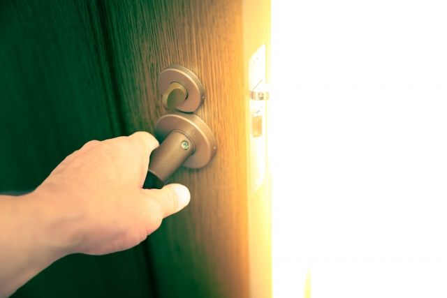 どこでも行ける扉を開ける手