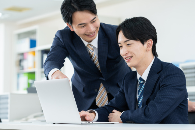 新入社員を指導する先輩指導係