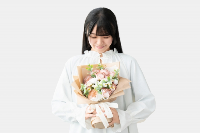 自分への感謝の花束を抱く女性