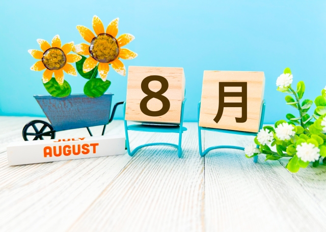 8月ひまわりと青い背景