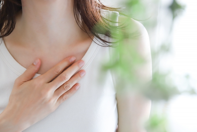 メンタル不調で療養する心に手を当てる女性