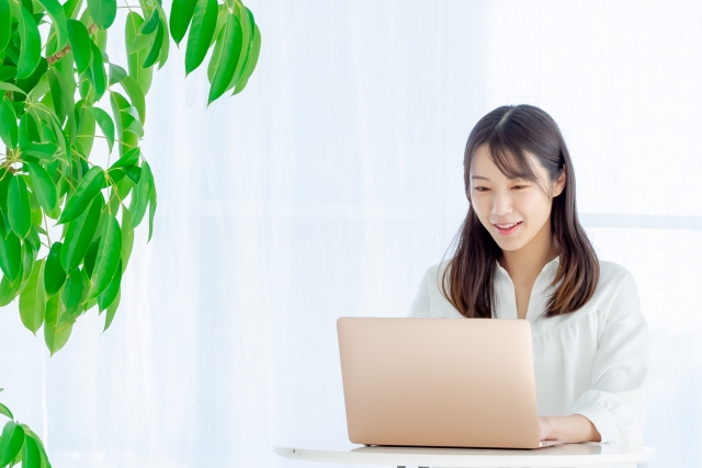 オンラインで相談する女性