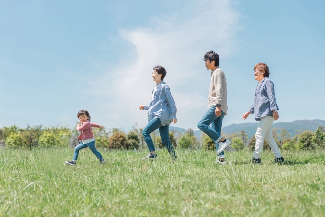 子育て中の家族の散歩風景